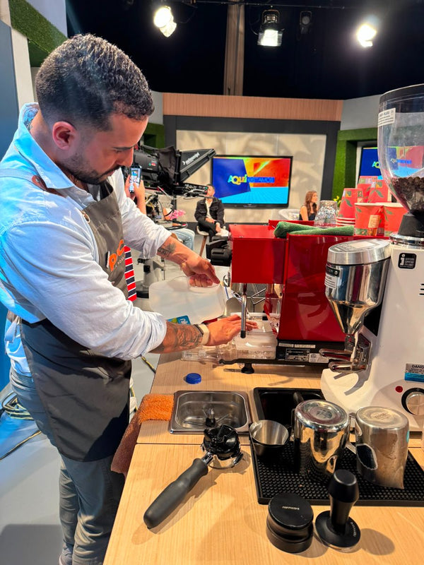 Detrás de cámaras en el estudio de TV