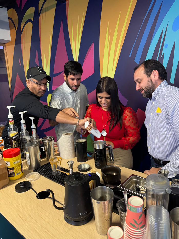 Invitados en la barra de café